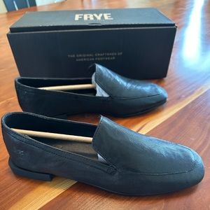 New In Box! Frye Claire Venetian in black